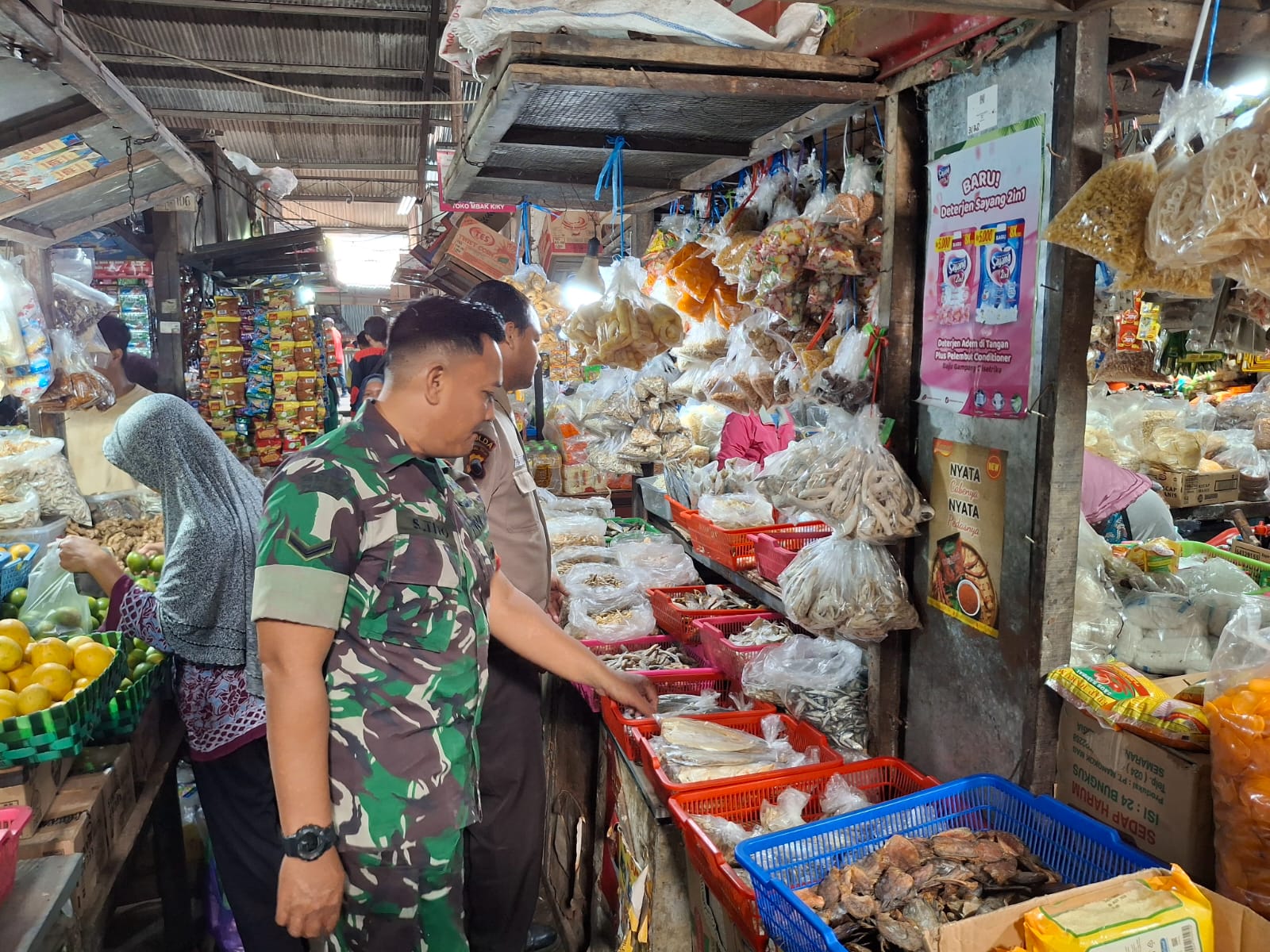 Pantau Harga Sembako Jelang Lebaran, Babinsa Danukusuman Datangi Pasar Harjodaksino