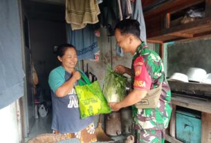 Peduli Sesama, Babinsa Kepatihan Wetan Berikan Bingkisan Kepada Warga Kurang Mampu