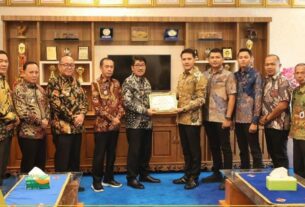 Pemkab Lampura terima Penghargaan dari KPU