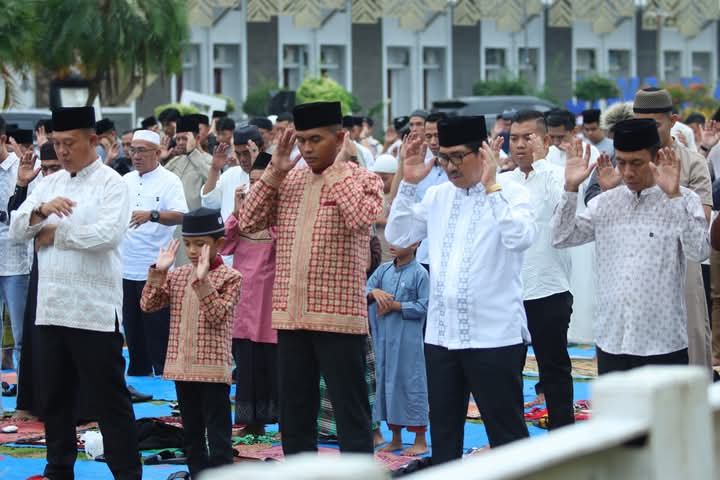 Pemkab Lampura Gelar Sholat Ied Berjamaah Dan Halal Bihalal