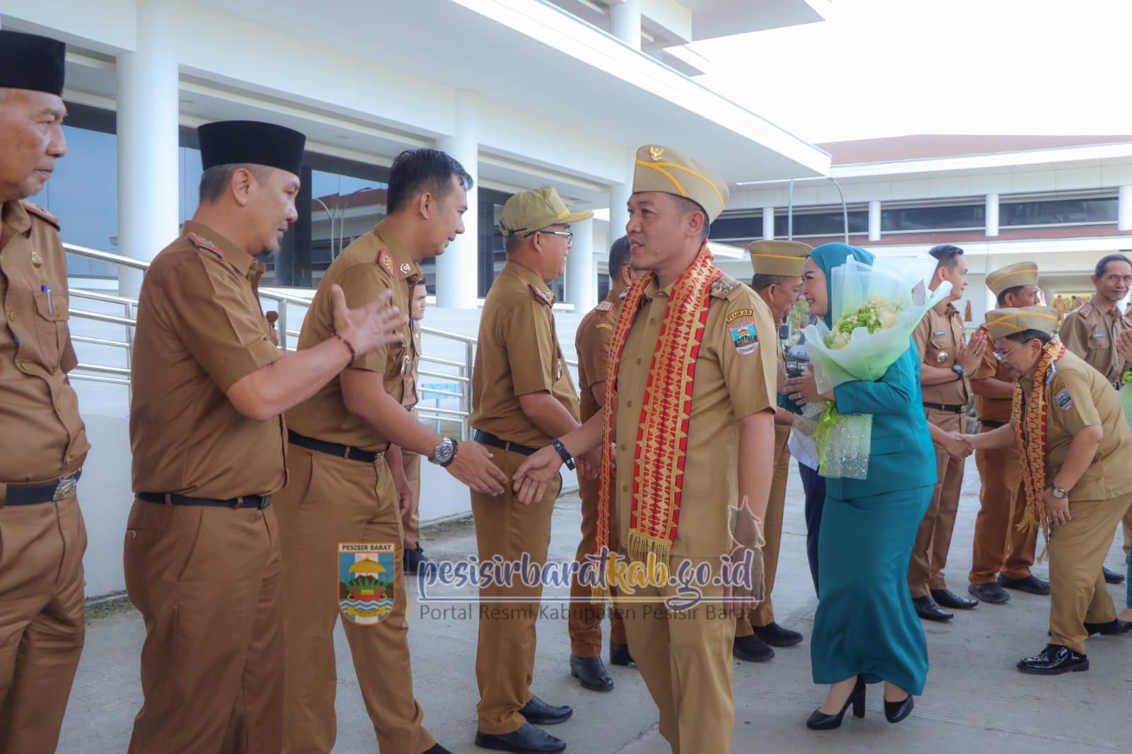Pemkab pesisir barat sambut kedatangan bupati dan wakil bupati