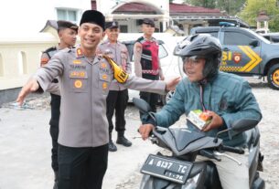 Polres Tulang Bawang Bagikan Ratusan Takjil ke Pengendara, AKBP Yuliansyah Paparkan Tujuannya