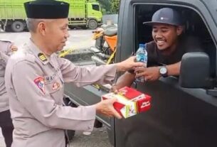 Polsek Penawartama Berbagi Takjil di Bulan Ramadhan 1446 H, AKP Harun: Ada Tujuh Manfaatnya