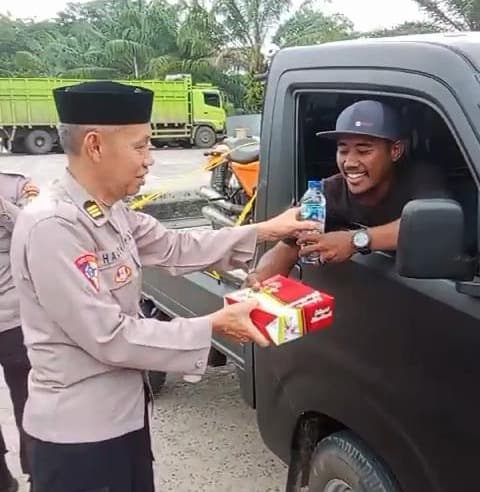 Polsek Penawartama Berbagi Takjil di Bulan Ramadhan 1446 H, AKP Harun: Ada Tujuh Manfaatnya