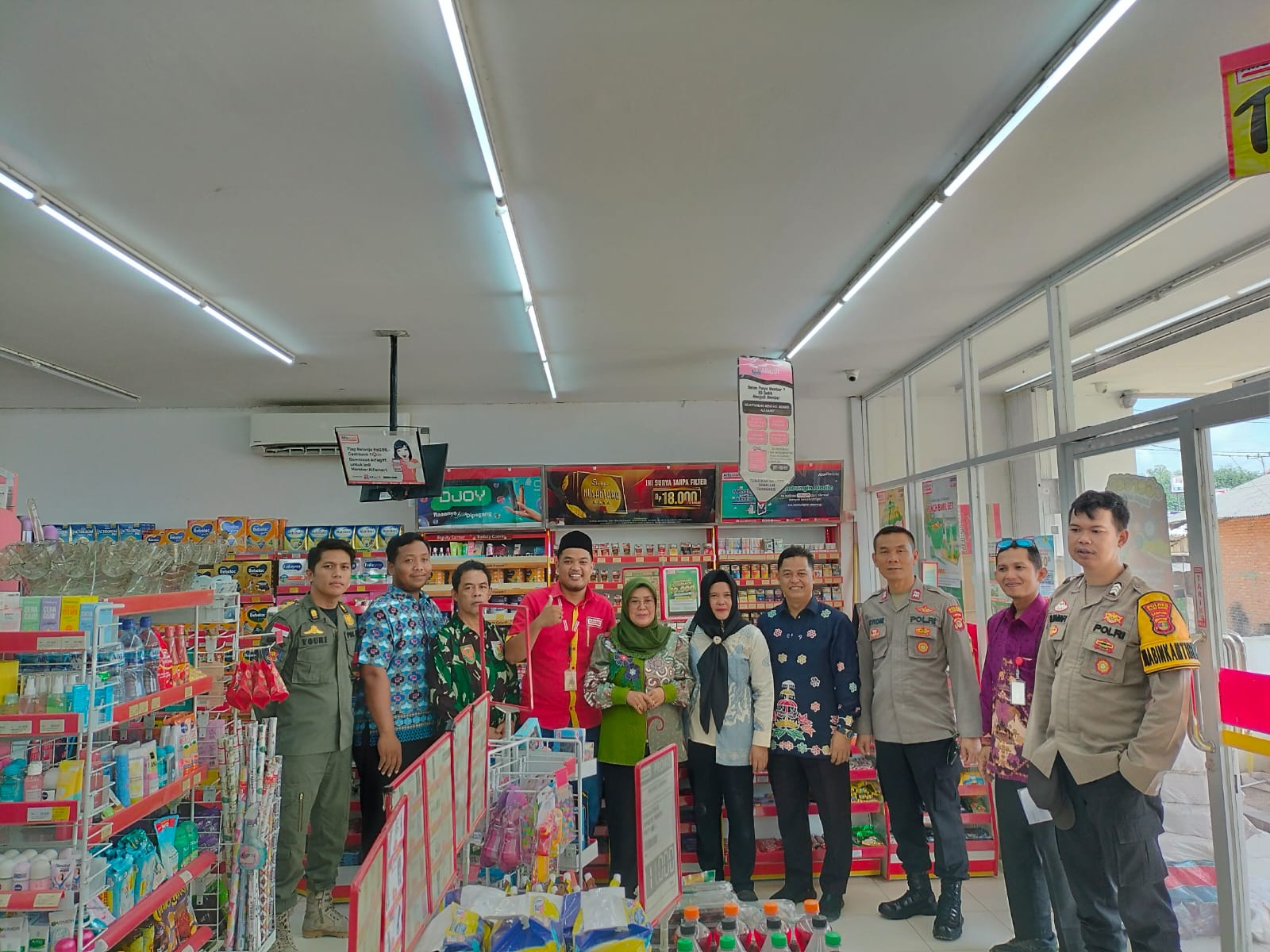 Lampung Utara (LV) – Di bulan Ramadhan, saat harapan tumbuh di setiap hati dan doa dipanjatkan menjelang senja, tak semua yang terlihat indah ternyata membawa kebaikan. Jumat pagi (21/03/2025), Polsek Penawartama, Polres Tulang Bawang, Polda Lampung, bersama Forkopimcam melakukan inspeksi mendadak (sidak) ke sejumlah toko di Kampung Sidomulyo. Tujuannya hanya satu: menyelamatkan masyarakat dari ancaman senyap di balik kemasan makanan dan minuman yang mereka beli. Dengan langkah sigap namun hati-hati, petugas menyusuri rak-rak toko, memeriksa satu per satu kemasan—apakah masih layak, atau justru menyimpan bahaya tersembunyi. Plt. Kapolsek Penawartama, AKP Harun, menjelaskan sidak ini bukan sekadar formalitas, melainkan wujud tanggung jawab agar tidak ada masyarakat yang menjadi korban karena mengkonsumsi makanan kadaluarsa. “Saat Ramadhan, kita semua berharap mendapat keberkahan. Tapi jika makanan yang kita santap rusak atau kadaluarsa, bukan berkah yang datang, justru bisa jadi malapetaka,” ujarnya lirih, mewakili Kapolres Tulang Bawang, AKBP Yuliansyah, SIK, MH. Lima toko diperiksa: Indomaret, Alfamart, PS Mart, Toko Ayu, dan Gudang Mart. Hasilnya, dua toko terakhir ditemukan masih menjual makanan dan minuman kadaluarsa. Tidak hanya itu, beberapa kemasan rusak, berdebu, dan dibiarkan begitu saja, seolah nyawa manusia tidak ada harganya. Petugas segera memberikan peringatan tegas. Produk berbahaya itu harus ditarik, tidak boleh lagi menyentuh tangan-tangan pembeli yang mungkin membelinya untuk berbuka, untuk anak-anak mereka, untuk orang tua mereka. “Sungguh miris, di saat masyarakat berharap makanan menjadi pelengkap ibadah, ternyata masih ada yang mengabaikan keselamatan demi keuntungan,” tutur AKP Harun. Bagi sebagian orang, takjil atau santapan berbuka hanya sebungkus kecil kue, sebotol minuman ringan. Tapi bagi mereka yang menjalani puasa dengan penuh perjuangan, itu adalah hadiah, adalah kebahagiaan kecil. Jika makanan itu rusak atau kadaluarsa, maka kebahagiaan itu berubah menjadi ancaman. Kegiatan sidak ini akan terus dilakukan selama Ramadhan. Masyarakat diimbau lebih waspada, karena di balik kemasan yang menarik, bisa saja tersembunyi bahaya yang mengintai tanpa suara. Mari jaga Ramadhan tetap suci—termasuk dari makanan yang tak lagi suci.