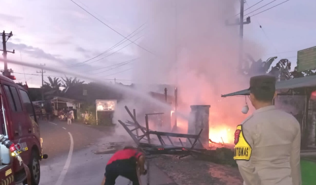 Polsek Talang Padang Identifikasi Kebakaran Bengkel dan Pom Mini
