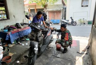 Sambangi Bengkel Motor di Wilayah Binaan, Babinsa Pucangsawit Berikan Motivasi Dan Semangat Kerja