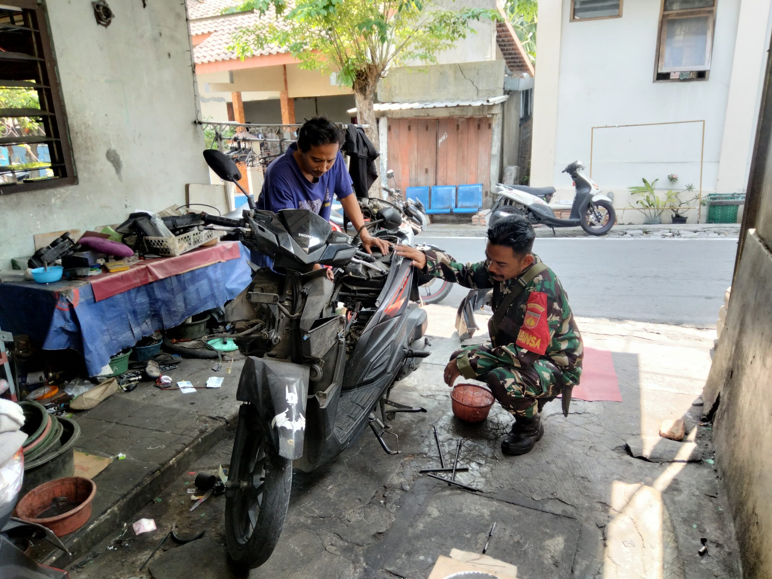 Sambangi Bengkel Motor di Wilayah Binaan, Babinsa Pucangsawit Berikan Motivasi Dan Semangat Kerja