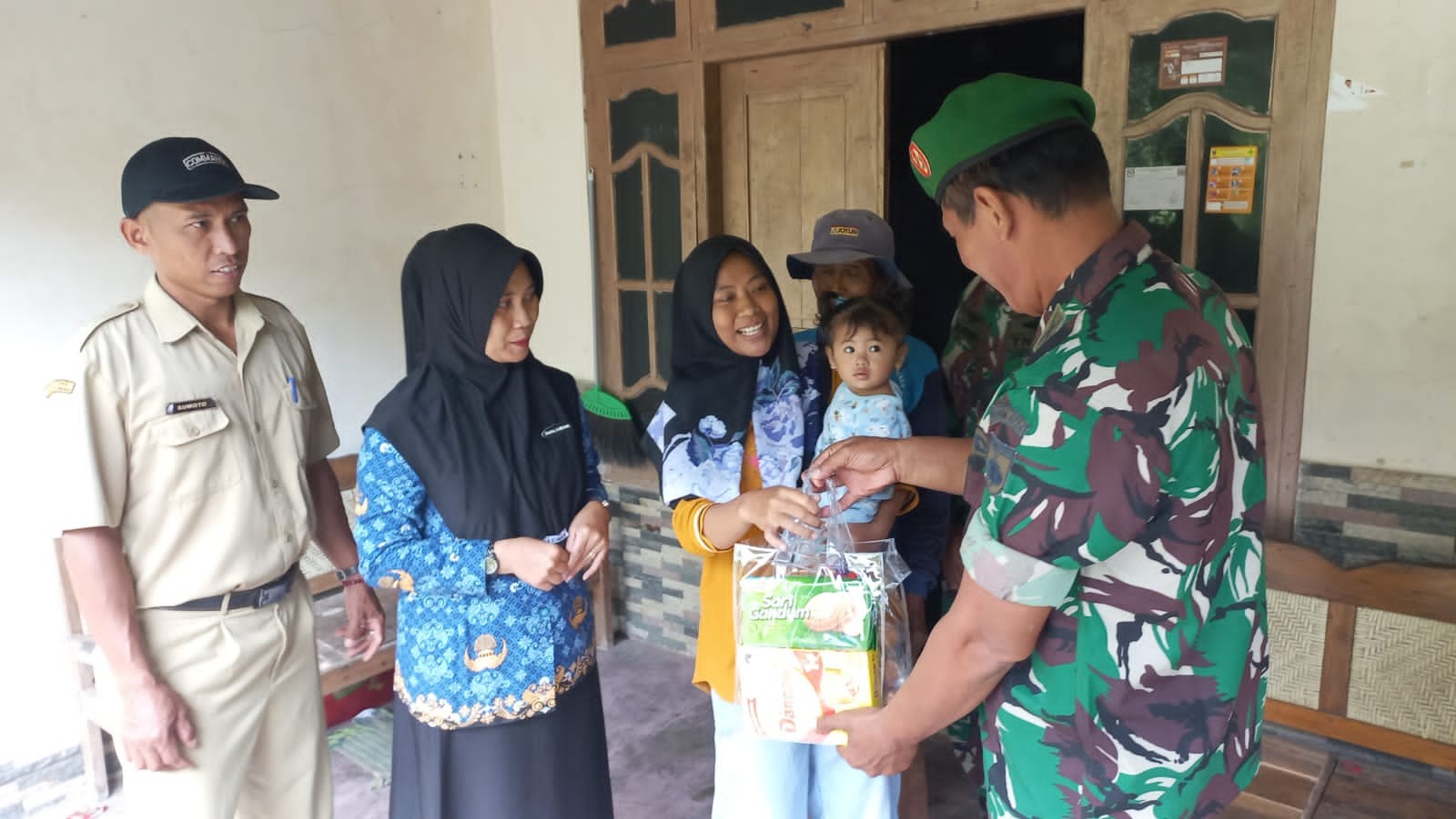 Satgas TMMD Dan Pemdes Beri Asupan Gizi Balita Dan Ibu Hamil
