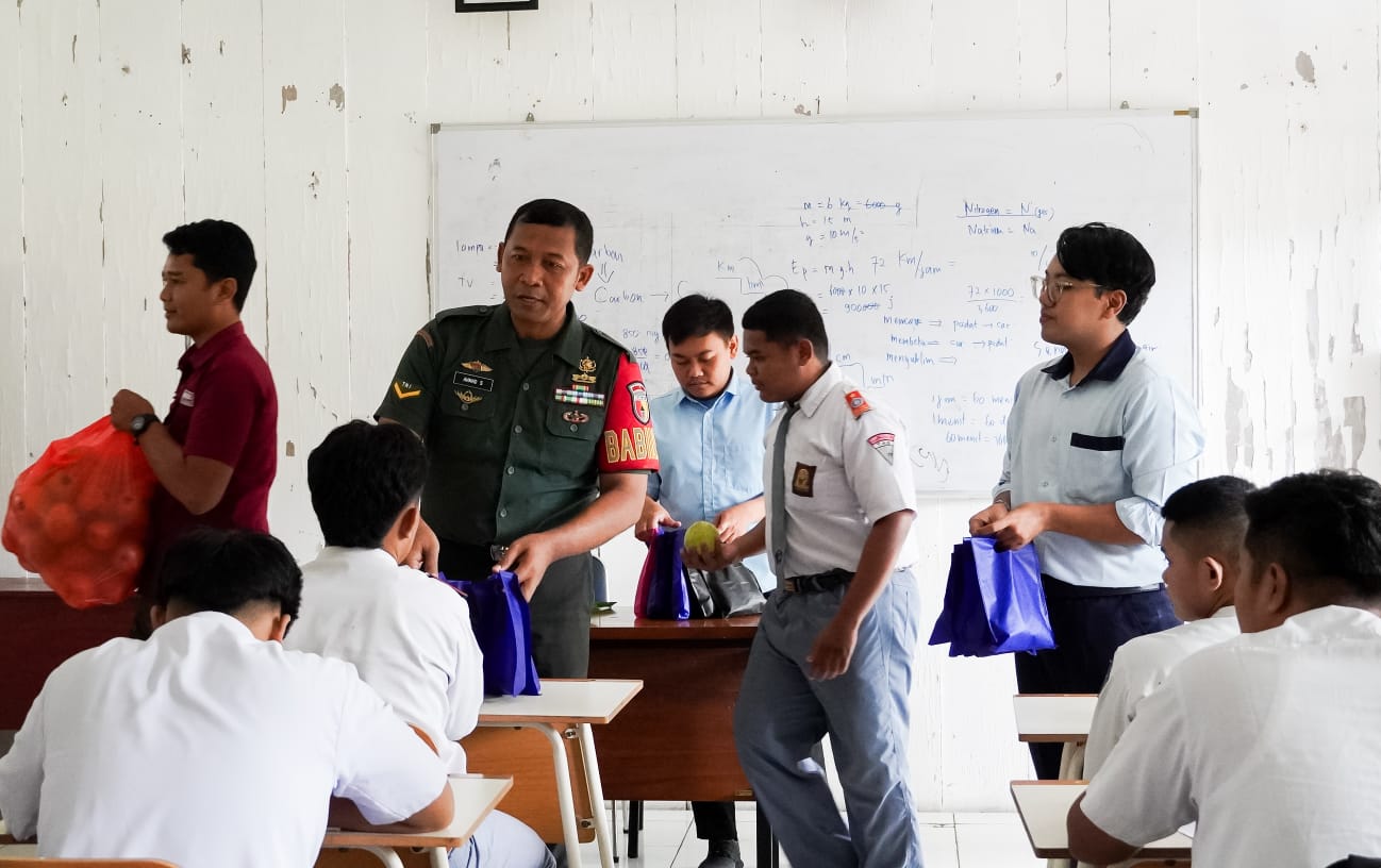 Selama Ramadhan, Babinsa Kodim Bojonegoro Kawal Pendistribusian Ribuan Paket Makanan Kering Program MBG
