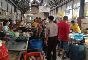 Sembari Berpatroli, Babinsa Sudiroprajan Berikan Motivasi Dan Semangat Kerja Pedagang di Pasar Gede Solo