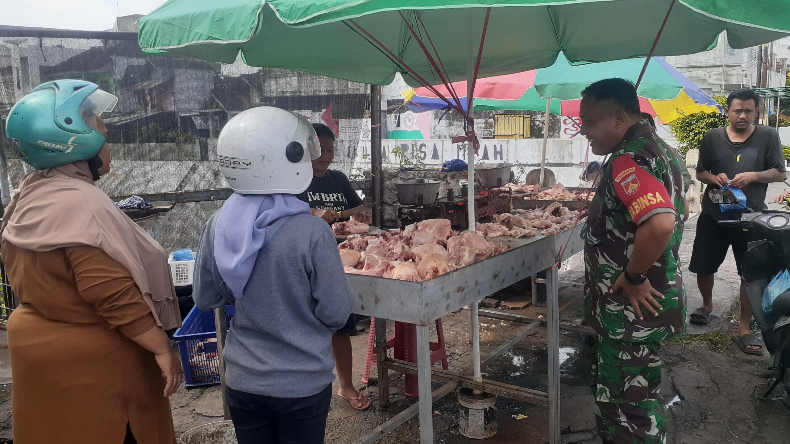 Tingkatkan Perekonomian Babinsa Gandekan Berikan Motifasi Kepada Pelaku UMKM di Wilayah Binaan