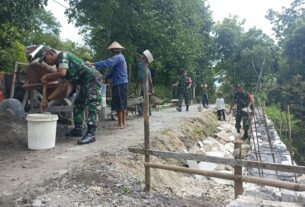Warga dan Babinsa Tanggan Gotong Royong Dalam Pembagunan Talud