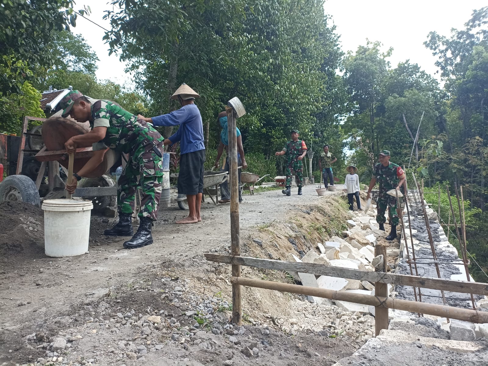 Warga dan Babinsa Tanggan Gotong Royong Dalam Pembagunan Talud