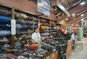 Aplikasikan Metode Binter, Babinsa Danukusuman Komsos Dengan Karyawan Toko Batik Benang Ratu