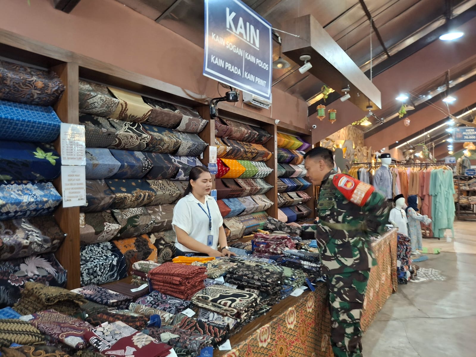 Aplikasikan Metode Binter, Babinsa Danukusuman Komsos Dengan Karyawan Toko Batik Benang Ratu