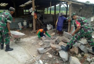 Babinsa Berpartisipasi Aktif dalam Pembangunan Rumah Warga