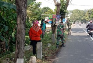 Babinsa Bersama Warga Bersihkan Jalan Desa, Wujudkan Lingkungan Bersih dan Sehat