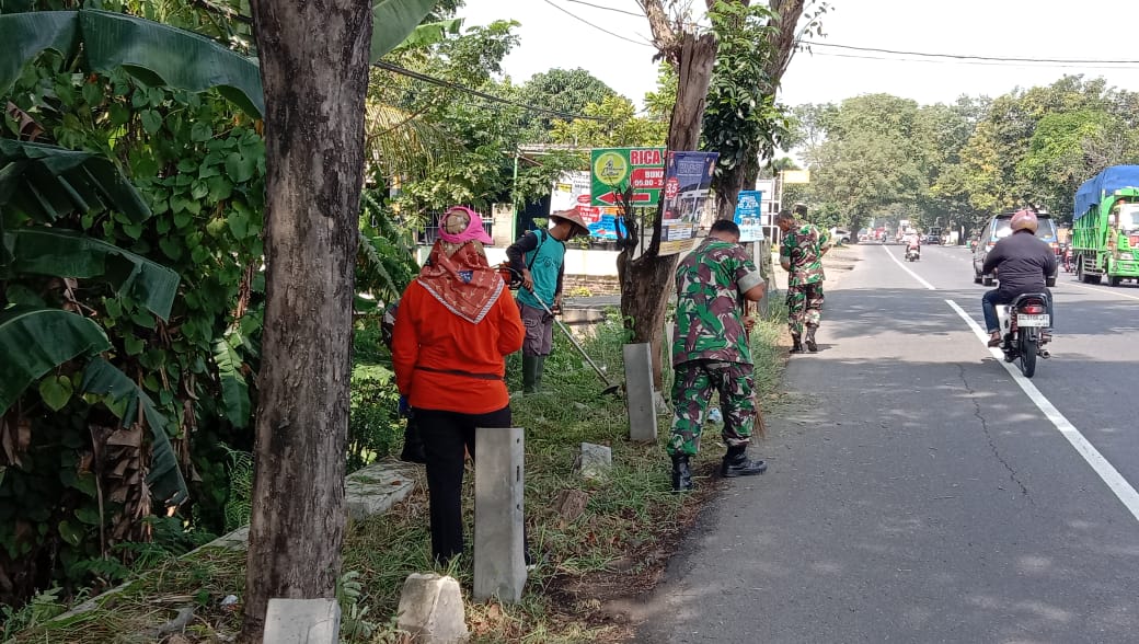 Babinsa Bersama Warga Bersihkan Jalan Desa, Wujudkan Lingkungan Bersih dan Sehat