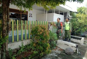 Babinsa Kepatihan Wetan Gencar Patroli, Cek Rumah Kosong Ditinggal Mudik