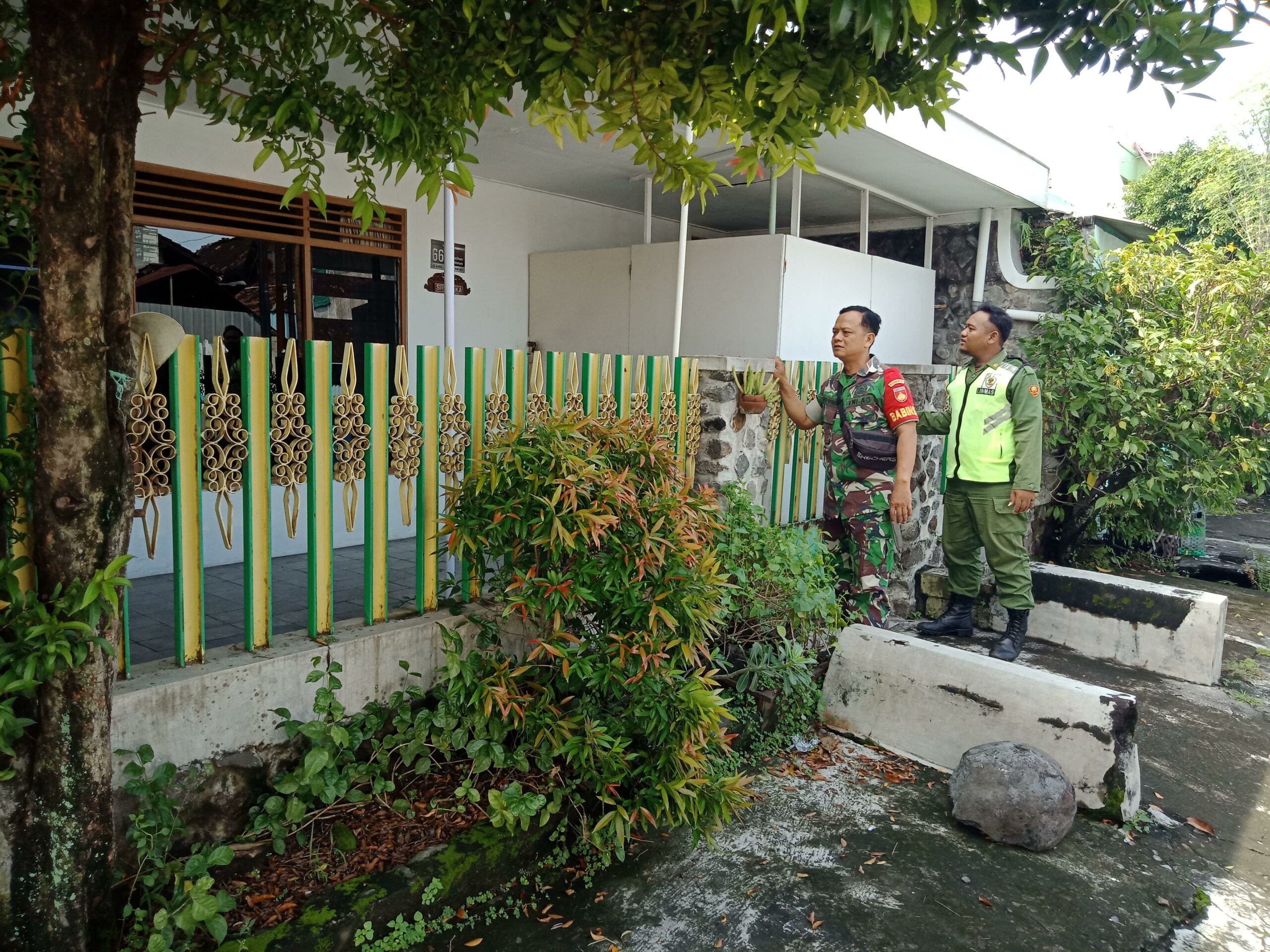 Babinsa Kepatihan Wetan Gencar Patroli, Cek Rumah Kosong Ditinggal Mudik