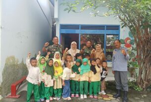 Berkunjung Ke Sekolah TK Aisiyah, Babinsa Tegalharjo Bangkitkan Semangat Dan Motivasi Belajar Sejak Usia Dini