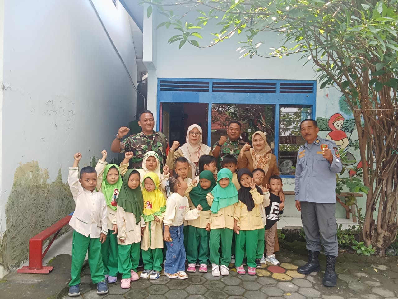 Berkunjung Ke Sekolah TK Aisiyah, Babinsa Tegalharjo Bangkitkan Semangat Dan Motivasi Belajar Sejak Usia Dini