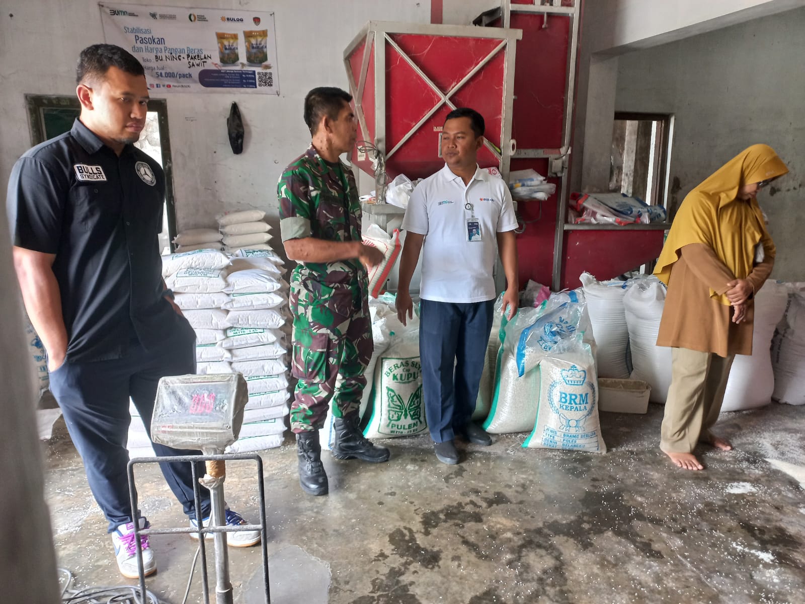 Danramil Sawit Dampingi Bulog Ke CV.Mitra Tani