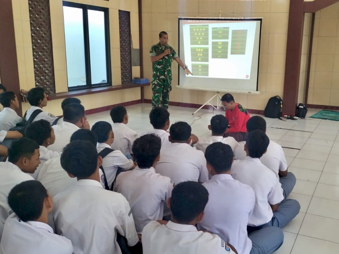 Danramil Sosialisasikan Rekruitmen TNI AD Di SMAN 1 Nogosari