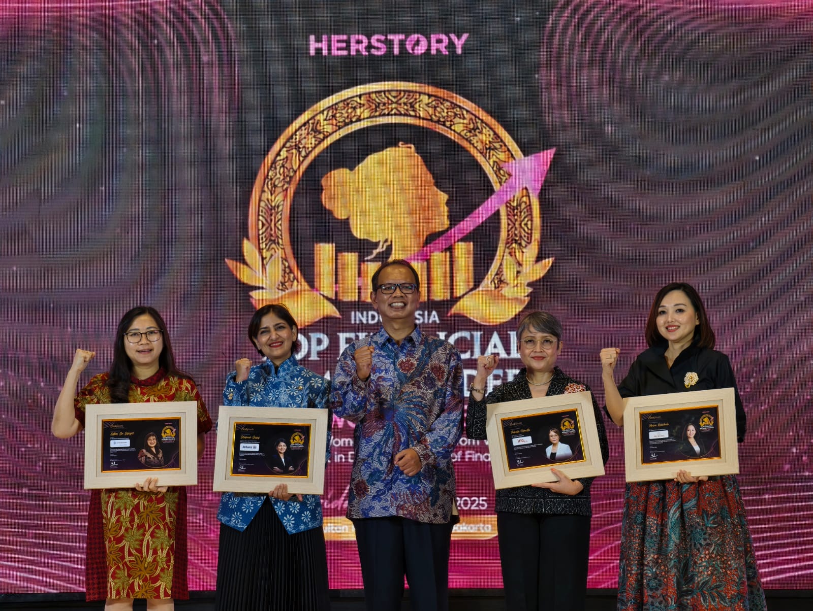 Esther Sri Harjati dari FIFGROUP Raih Penghargaan Top Financial Woman Leaders 2025