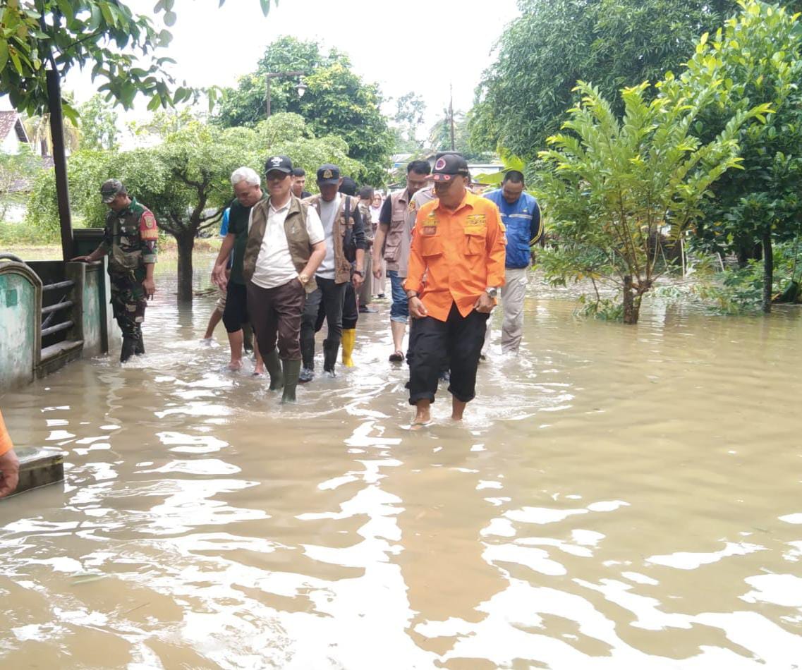 Bupati dan Kapolres Lampura Tinjau Warga Terdampak Banjir