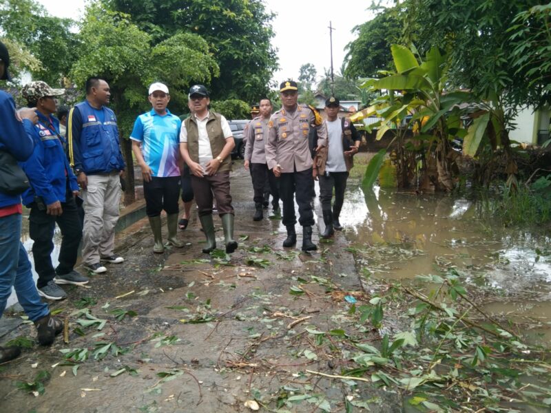 Bupati dan Kapolres Lampura Tinjau Warga Terdampak Banjir