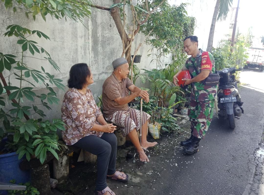 Intensifkan Kegiatan Patroli Wilayah, Babinsa Kepatihan Wetan Gencar Sambang Warga