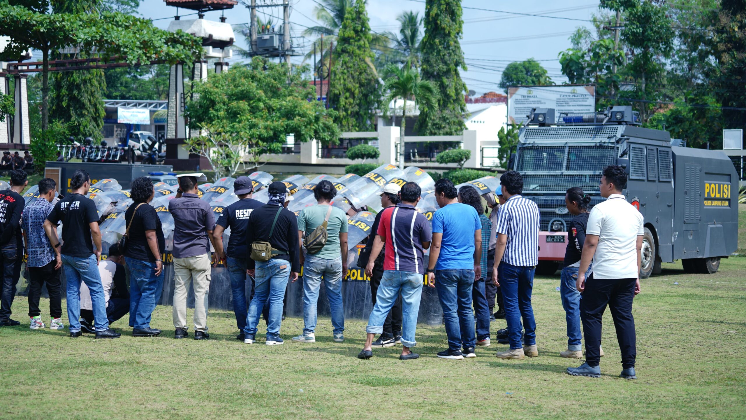 Jelang Peringatan Hari Buruh Internasional , Polres Lampura Latihan Dalmas