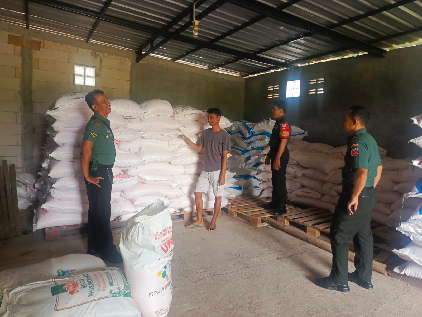 Jumarno Awasi Distribusi Pupuk, Pastikan Kelancaran Hingga ke Petani