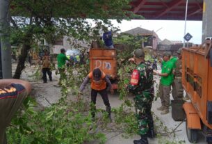 Kerja Bakti Babinsa Bersama Linmas, Dinas Kebersihan Dan Warga masyarakat Menyasar Area Underpass Palang Joglo