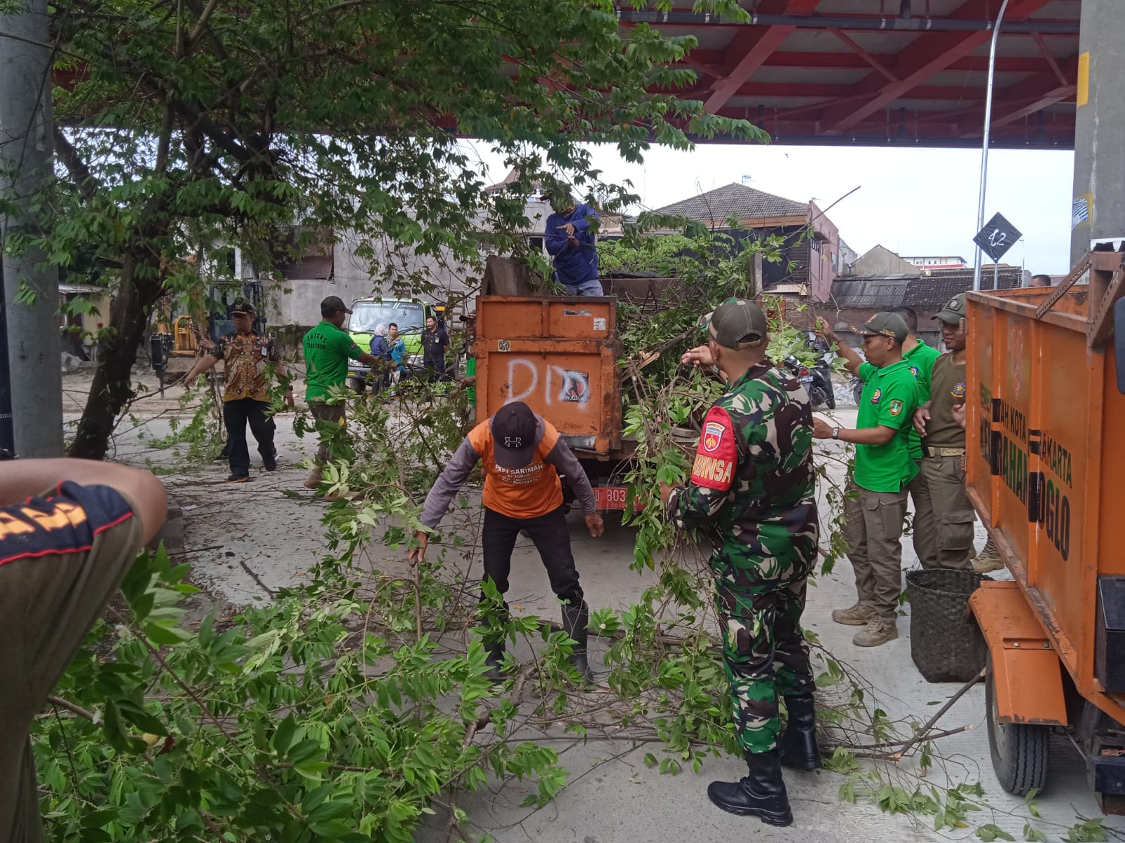 Kerja Bakti Babinsa Bersama Linmas, Dinas Kebersihan Dan Warga masyarakat Menyasar Area Underpass Palang Joglo