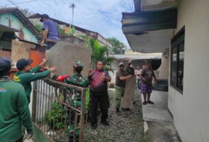 Sigap..!! Koramil 05/Pasar Kliwon Bantu Bersihkan Reruntuhan Rumah Warga Yang Terkena Musibah