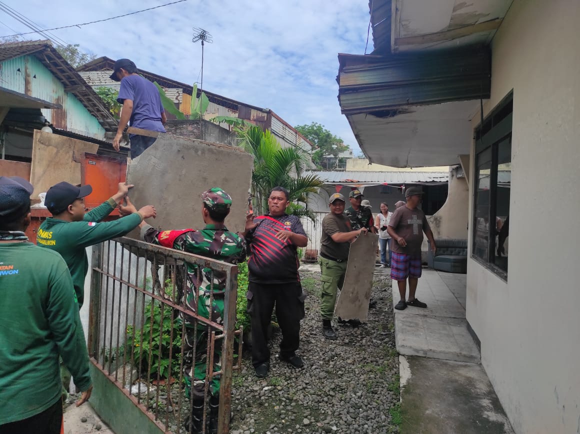 Sigap..!! Koramil 05/Pasar Kliwon Bantu Bersihkan Reruntuhan Rumah Warga Yang Terkena Musibah