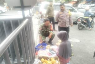 Majukan Perekonomian Wilayah, Babinsa Kepatihan Kulon Berikan Motifasi Kepada Pelaku UMKM di Wilayahnya