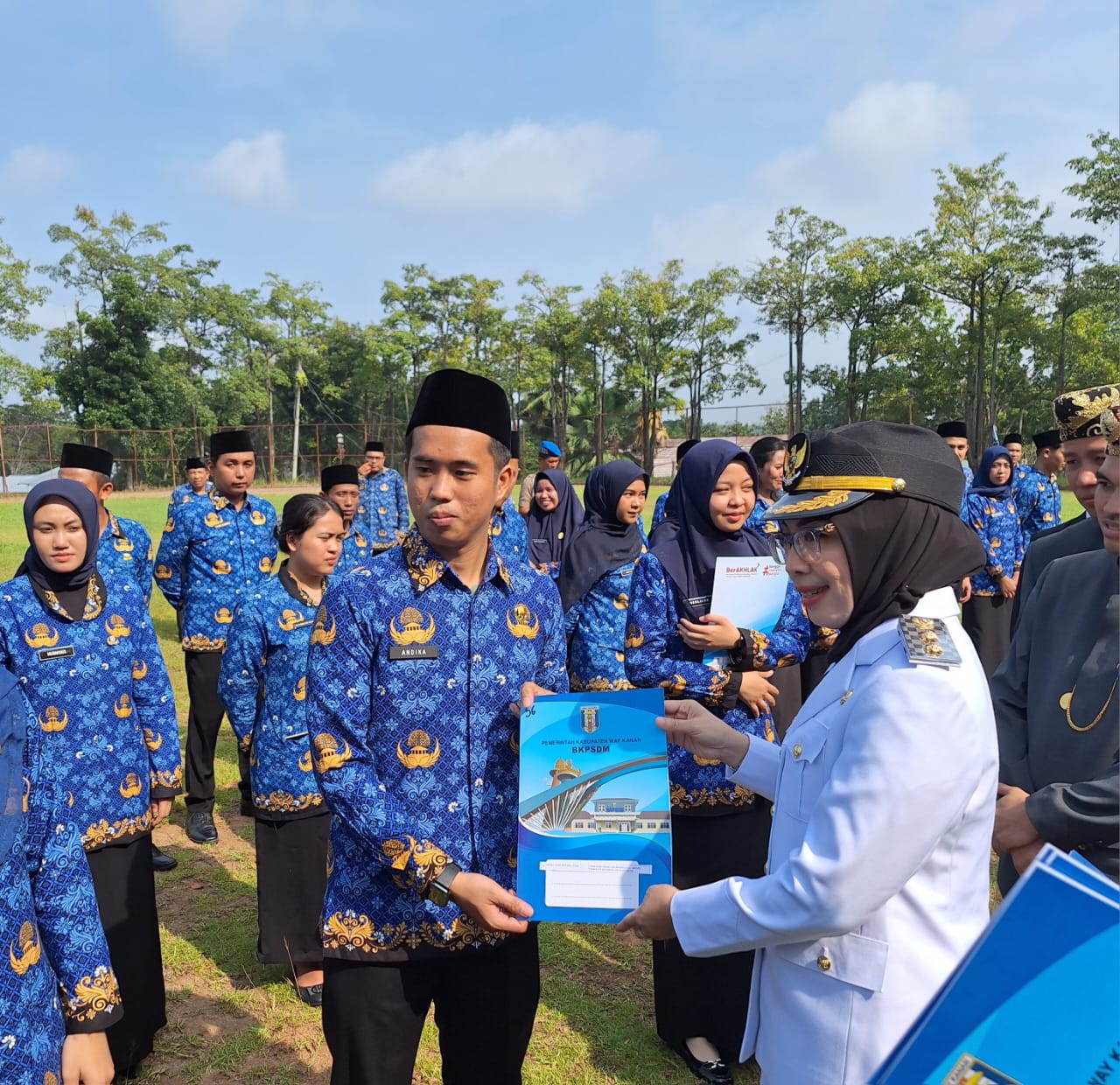 Peringatan HUT Way Kanan Ke-26, PLT Bupati Way Kanan Serahkan SK CPNS Formasi 2024