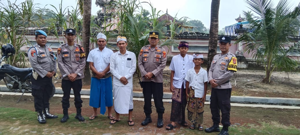 Polres Tulang Bawang Kerahkan Puluhan Personel Amankan Ibadah Hari Raya Galungan di 12 Pura