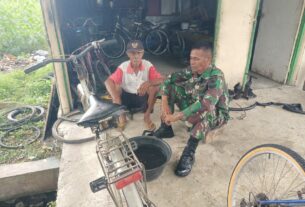 Sambangi Pemilik Bengkel Sepeda Ontel, Babinsa Sumber Sampaikan Pesan Ini