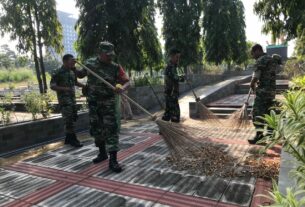 Sambut HUT Ke-59 Korem 074/Warastratama, Koramil 04/Jebres Kerja Bakti di TMP Kusuma Bakti Juruq