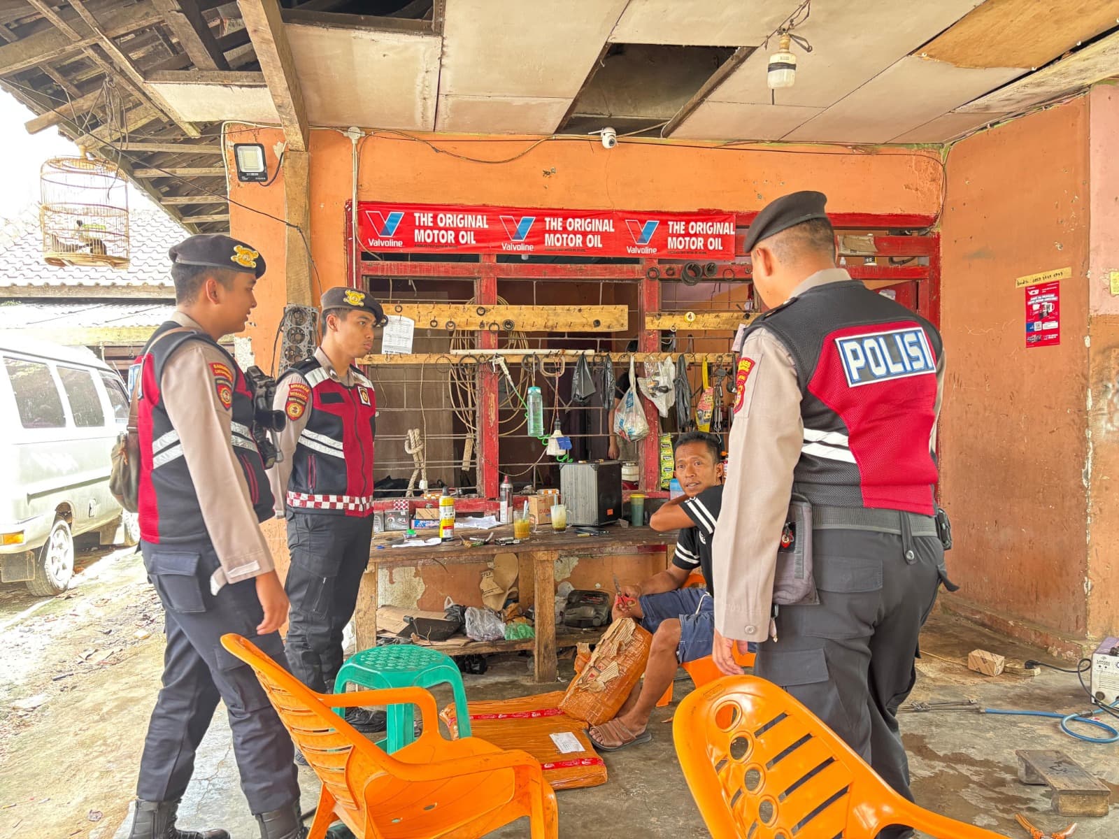 Satuan Samapta Polres Tulang Bawang Gelar Patroli Jalan Kaki dan Sosialisasikan Layanan Hotline 110