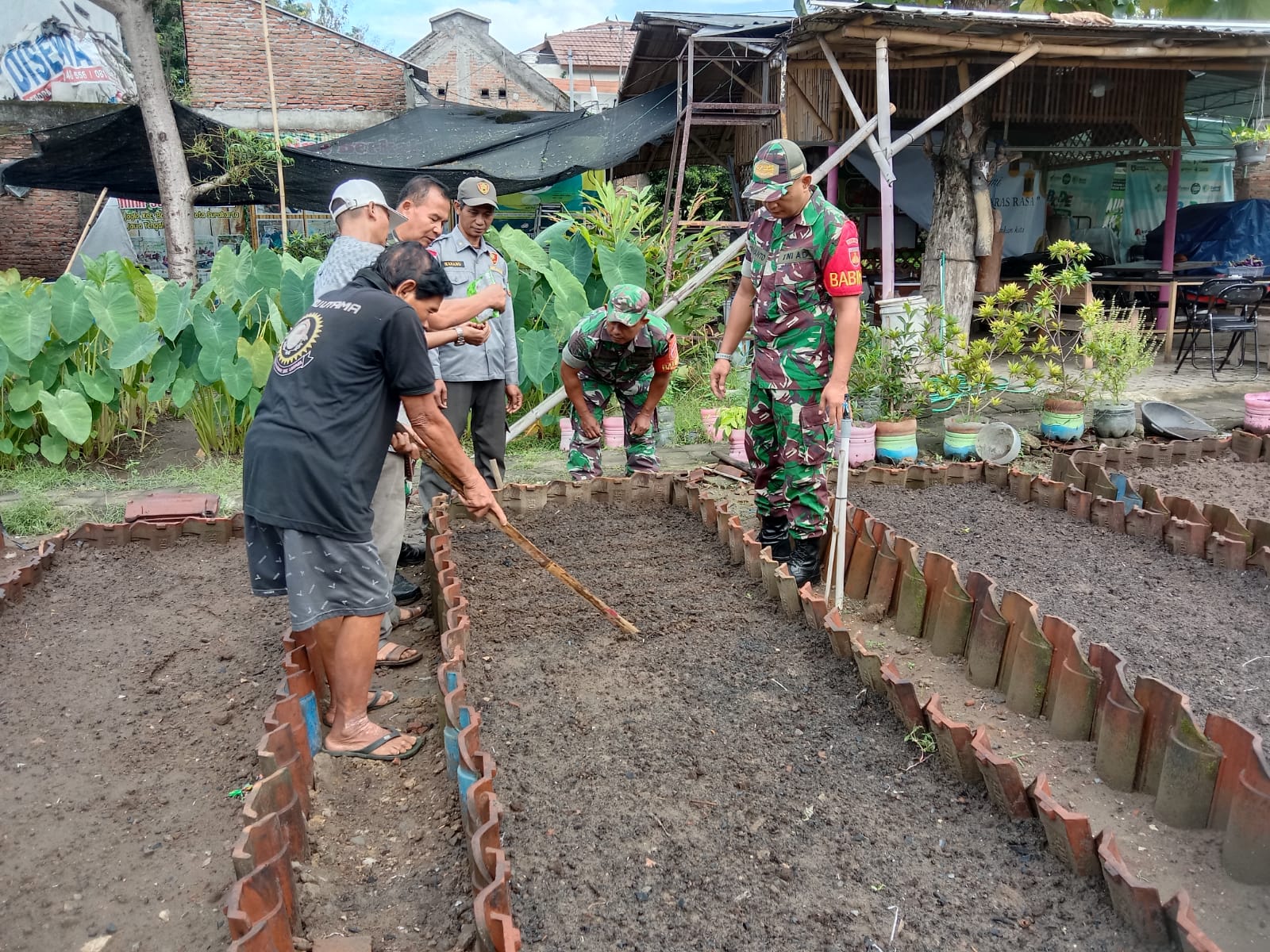 Sukseskan Program Ketahanan Pangan, Kodim 0735/Surakarta Gandeng Kelompok Tani Sumber Berkah Siapkan Lahan Dan Penyemaian Bibit Sayuran