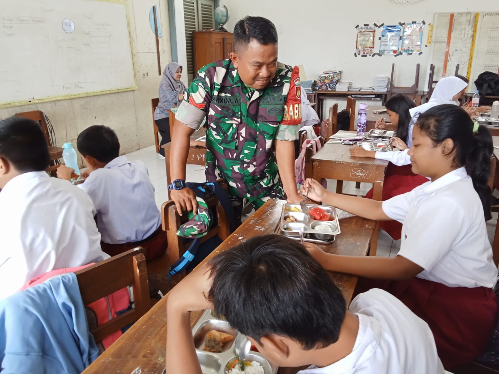 Sukseskan Program Pemerintah, Babinsa Tegalharjo Dampingi Pendistribusian Makan Bergizi Gratis Di Sekolah Wilayah Binaan
