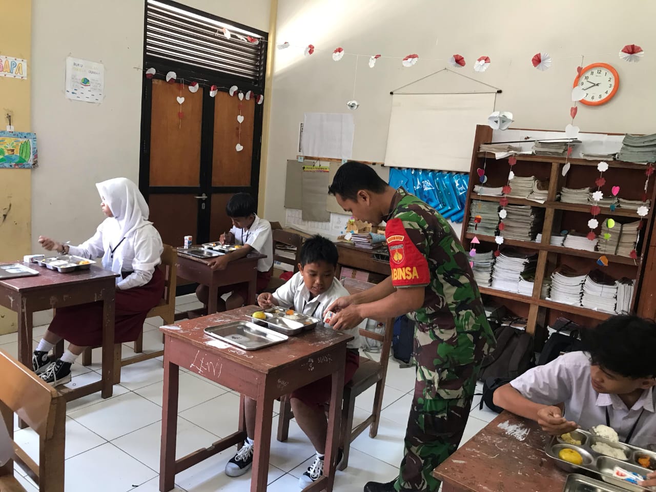 "TNI Siap Mendukung Penuh Program Pemerintah” Babinsa Jagalan Bantu Pendistribusian Makanan Bergizi