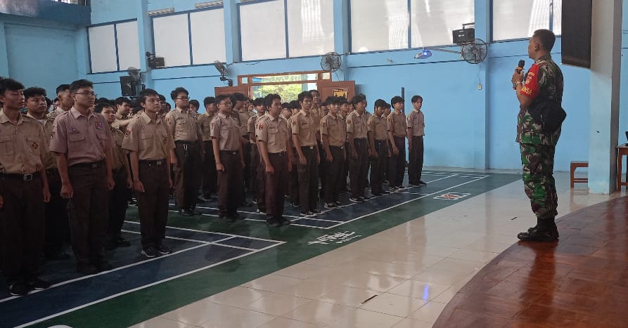 Tanamkan Kedisiplinan Dan Karakter, Babinsa Gilingan Latihkan PBB di SMK Negeri 2 Surakarta