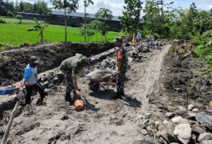 Tangan Sunarno, Ada di Balik Jalan Desa Keden yang Mulus